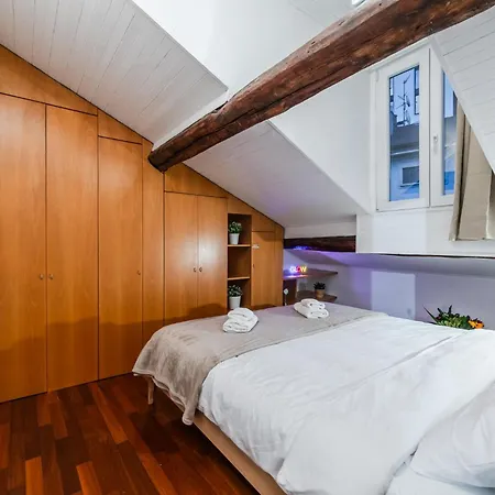 The Mirror Attic - Moscova Brera מילאנו